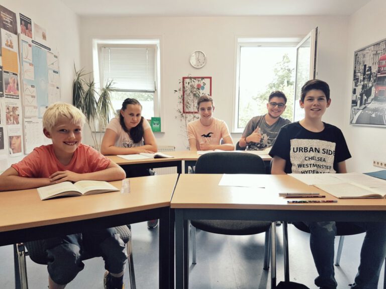 Schülerinnen und Schüler lernen gemeinsam im Unterrichtsraum von Cleveres Lernen in Petersberg