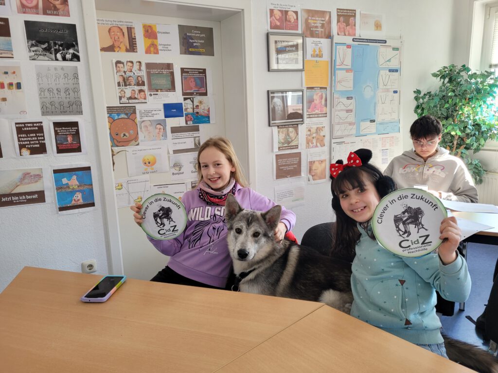Schulhund Loki begleitet Schülerinnen beim Lernen