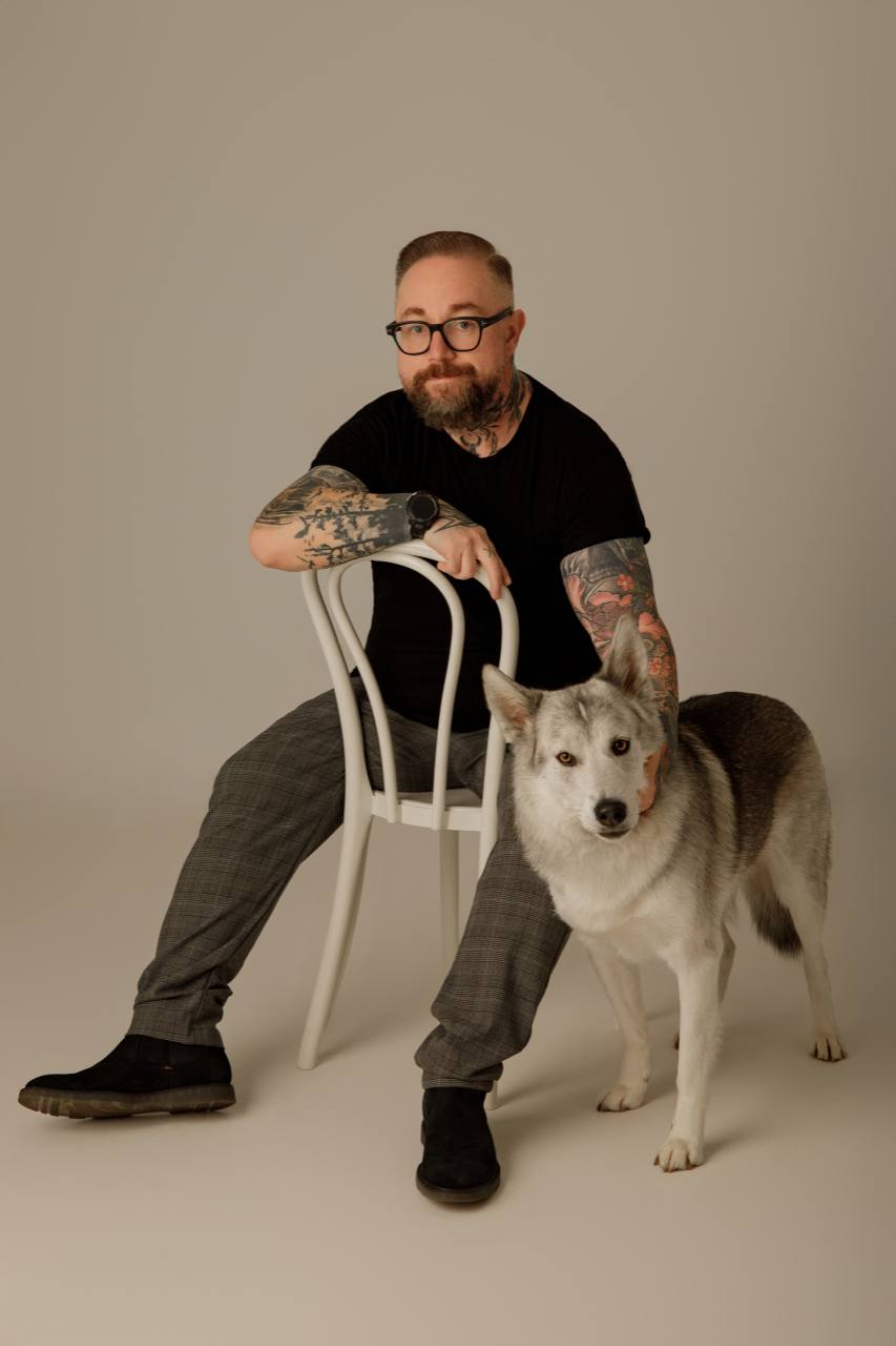 Inhaber Marco Neumüller mit Schulhund Loki
